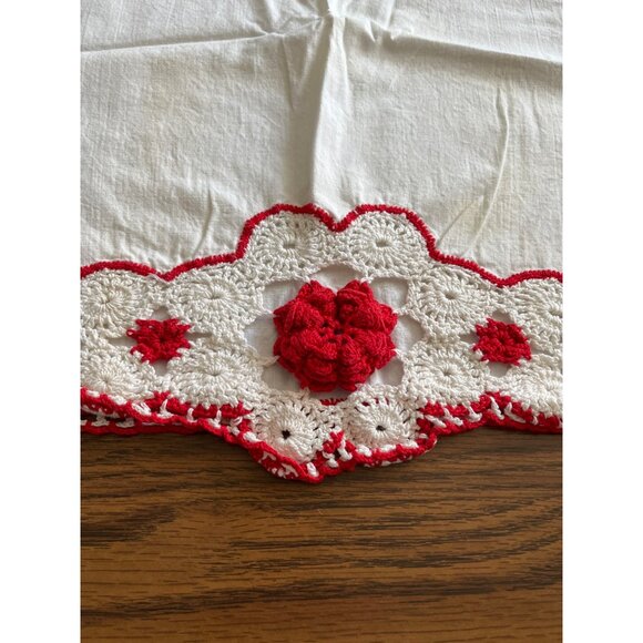 Set of two white regular pillowcases with embroidered red flowers - Picture 3 of 5